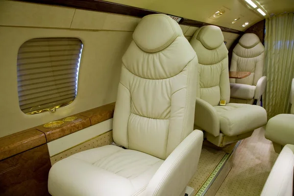 Interior de lujo en colores brillantes de cuero genuino en el jet de negocios — Foto de Stock