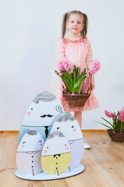 Pasen 2019 mooi meisje in een jurk met Pasen versieringen. Grote paaseieren en konijnen, kleurrijke plaats. Een heleboel verschillende kleurrijke paaseieren. Veelkleurige decor — Stockfoto