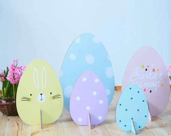 Kartonnen kleurrijke Pasen eieren achtergrond. Eco decoraties. — Stockfoto