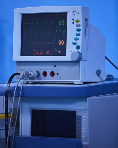 Монитор анестезии показывает в реальном времени жизненно важные показатели постоянного наблюдения за пациентами во время операции в больнице, включая частоту сердечных сокращений, ритм, насыщение кислородом, кровяное давление, капнографию и газовые данные. . — стоковое фото