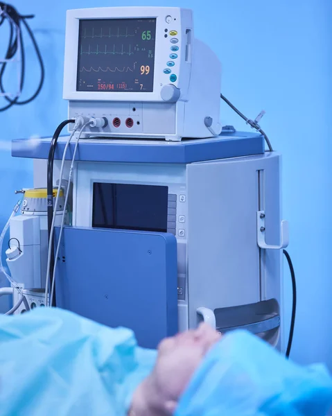 Funkcjonalne istotnych funkcji monitorowania w sali operacyjnej z maszyn w tle, podczas rzeczywistych chirurgii na pacjenta. Koncepcja życia sustainment, monitorowania i znieczulenia. — Zdjęcie stockowe