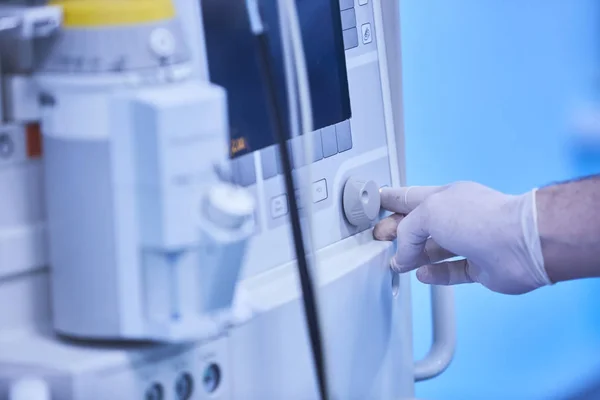 Um monitor de anestesia mostra sinais vitais em tempo real para a vigilância constante do paciente durante a cirurgia em um hospital, incluindo frequência cardíaca, ritmo, oxigenação, pressão arterial, capnografia e dados de gases. . — Fotografia de Stock