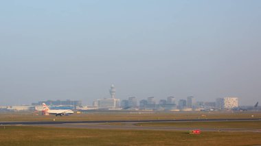 Amsterdam, Hollanda - 11 Mart 2016: Amsterdam Airport Schiphol Hollanda. AMS olduğunu Amsterdam güneybatısında yer alan Hollanda Uluslararası Havaalanı,