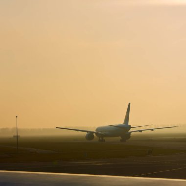 Havaalanı sabah erken kalkış düzlemde