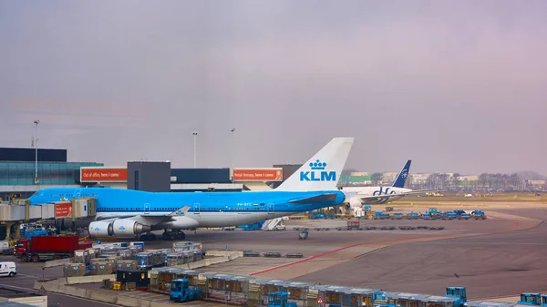 Amszterdam, Hollandia - 2016. március 11.: A Klm repülőgép parkolt a repülőtér Schiphol. — Stock Fotó