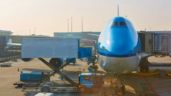 Airplane near the terminal in an airport cockpit — Stock Photo, Image