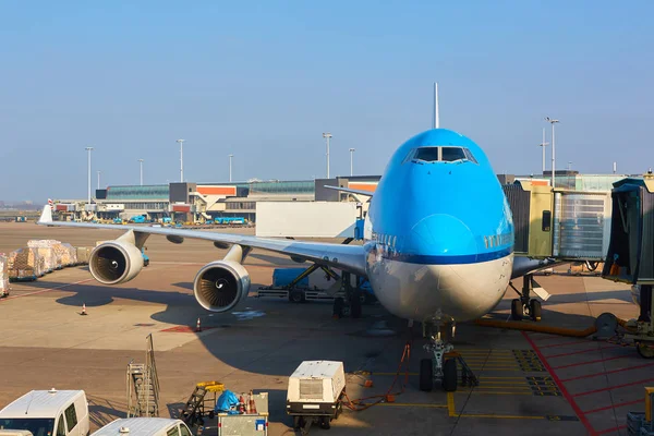 공항 조종실에 있는 비행장 근처의 비행기 — 스톡 사진