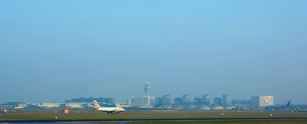 Amsterdam, Países Bajos - 11 de marzo de 2016: Amsterdam Airport Schiphol en Países Bajos. AMS es el principal aeropuerto internacional de los Países Bajos, situado al suroeste de Ámsterdam — Foto de Stock
