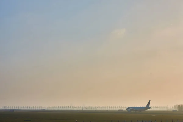 荷兰阿姆斯特丹-2016年3月11日: 荷兰阿姆斯特丹史基浦机场。阿姆斯是荷兰主要的国际机场, 位于阿姆斯特丹西南 — 图库照片