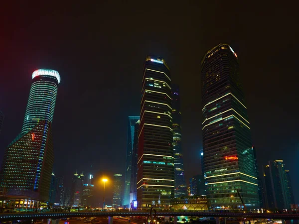 Shanghai, Kina - 12 mars, 2016: Shanghai Lujiazui finans och handel zonplanerar av modern stad natt bakgrunden — Stockfoto