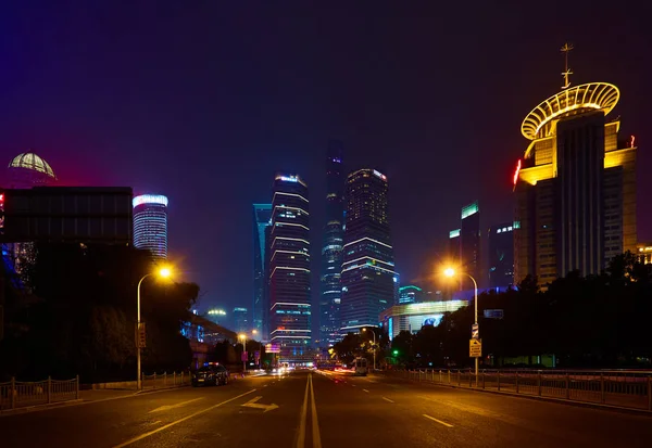 Shanghai, Kina - 12 mars, 2016: Shanghai Lujiazui finans och handel zonplanerar av modern stad natt bakgrunden — Stockfoto