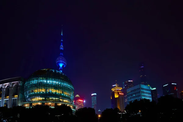 Shanghai, China - 12 maart 2016: Oriental Pearl Tv Tower en commerciële gebouwen gelegen in het financiële district van Lujiazui nachts — Stockfoto