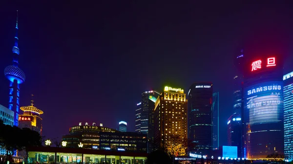 Xangai, China - 12 de março de 2016: Shanghai Lujiazui Finance and Trade Zone of the modern city night background — Fotografia de Stock