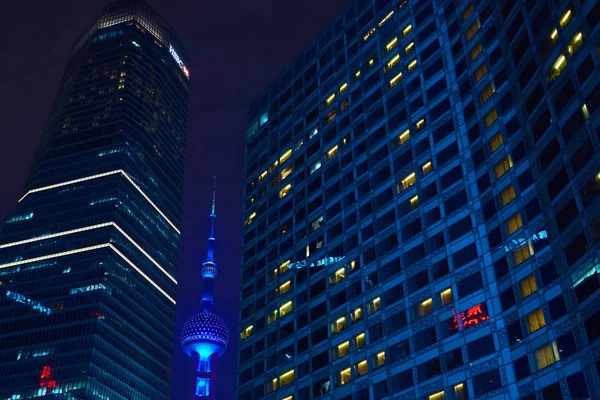 Shanghai, China - 12 maart 2016: Shanghai Lujiazui Finance en Trade Zone van de moderne stad nacht achtergrond — Stockfoto