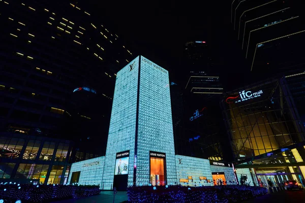 Shanghai, China - March 12, 2016: Exterior of a Louis Vuitton store in Nanjing road Shanghai . one of the largest store in China.It was founded in 1854, is the worlds leading luxury brand. — Stock Photo, Image