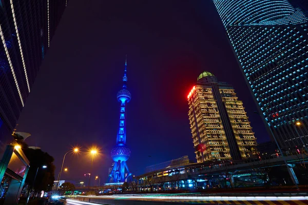 Shanghai, Kina - 12 mars, 2016: Oriental Pearl Tv Tower och kommersiella byggnader ligger i finansdistriktet Lujiazui på natten — Stockfoto