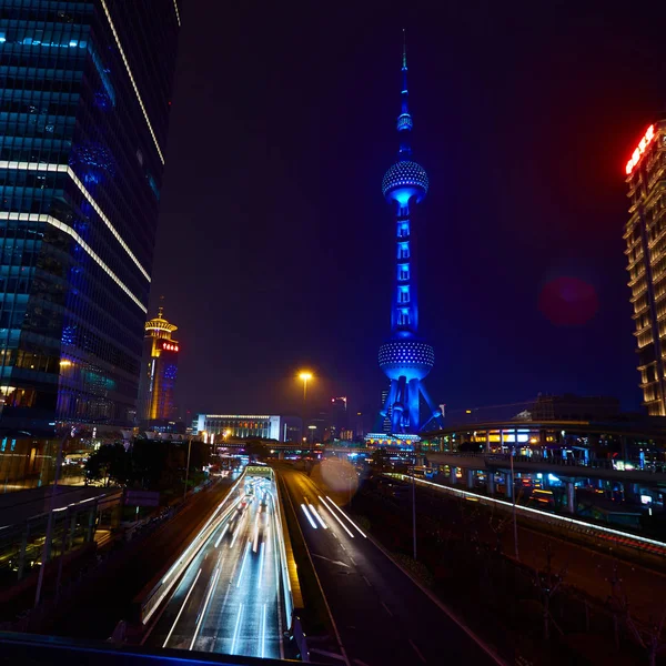 上海, 中国 - 2016 年 3 月 12 日: 東方明珠テレビ塔や夜の陸家嘴金融地区に位置する商業ビル — ストック写真