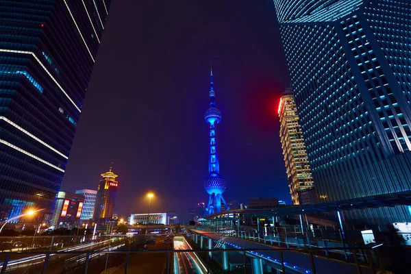 Shanghai, China - 12 de março de 2016: Oriental Pearl TV Tower e edifícios comerciais localizados no distrito financeiro de Lujiazui à noite — Fotografia de Stock