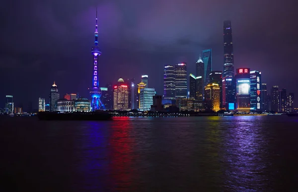 Shanghai, China - 12 maart 2016: Shanghai Lujiazui Finance en Trade Zone van de moderne stad nacht achtergrond — Stockfoto