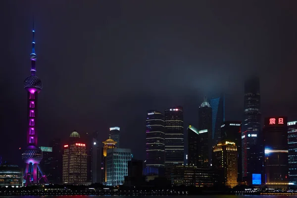 Shanghai, China - 12 de marzo de 2016: Shanghai Lujiazui Finanzas y Zona Comercial de la ciudad moderna noche de fondo —  Fotos de Stock