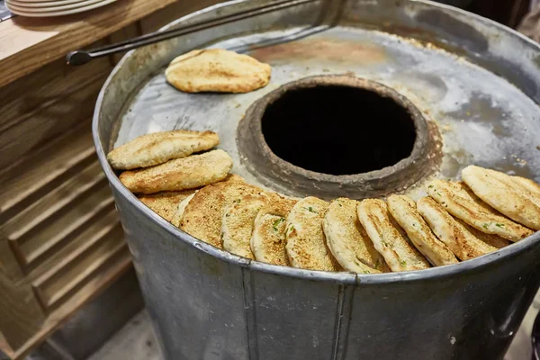 Výrobu chleba v peci tandoor — Stock fotografie