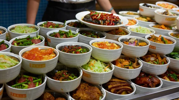 Assortiment de plats chinois. Nouilles chinoises, riz frit, boulettes, canard de Pékin, dim sum, rouleaux de printemps. Des plats célèbres de cuisine chinoise sur la table. Vue de dessus. Concept de restaurant chinois. Banquet de style asiatique — Photo