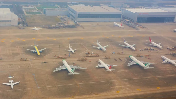 Shanghai, China - 17 de marzo de 2016: El avión se detiene en el aeropuerto internacional . —  Fotos de Stock