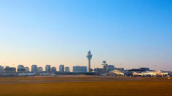 Amsterdam, Holandia - 11 marca 2016: Amsterdam Airport Schiphol w Holandii. AMS jest Holandia główne Lotnisko, położone w południowo-zachodniej części Amsterdamu. — Zdjęcie stockowe