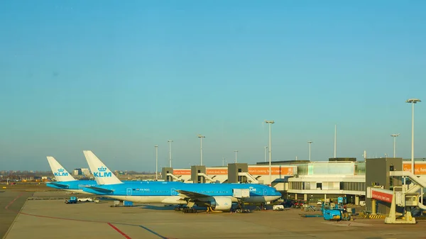 Amsterdam, Países Bajos - 11 de marzo de 2016: KLM avión estacionado en el aeropuerto de Schiphol —  Fotos de Stock