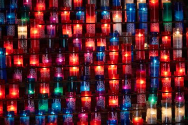 Montserrat, İspanya - 5 Nisan 2019: İspanya'daki Benedictine manastırı Santa Maria de Montserrat'ta birçok renkli mum.