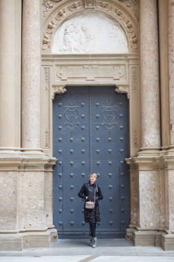 Genç Wonan, Santa Maria de Montserrat Manastırı önünde poz veriyor, Katalonya, İspanya.