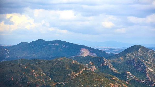 Úchvatný výhled na pohoří Montserrat za slunečného letního dne nedaleko Barcelony, Katalánska, Španělska — Stock fotografie