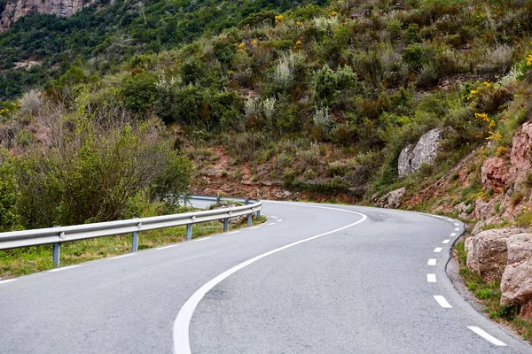 Camino de asfalto. Paisaje con rocas y hermoso camino de montaña con un asfalto perfecto. Tonificación vintage. Antecedentes. Autopista en las montañas europeas — Foto de Stock