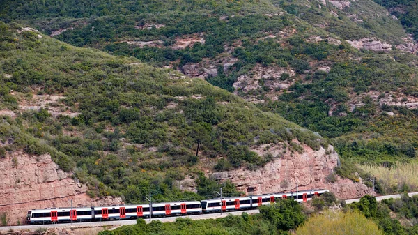 El tren en la montaña cerca de la Abadía de Santa Maria de Montserrat . — Foto de Stock