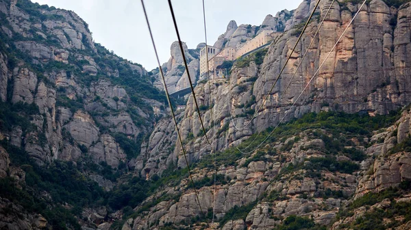 Yellow cable car in the Aeri de Montserrat rise to de Montserrat Abbey near Barcelona, Spain, Catalonia. — Stock Photo, Image