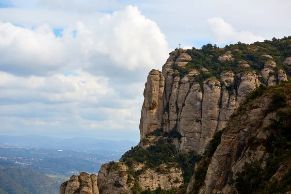 Montserrat è una montagna vicino a Barcellona, in Catalogna. È sede di un'abbazia benedettina, Santa Maria de Montserrat, che ospita il santuario della Vergine di Montserrat — Foto Stock