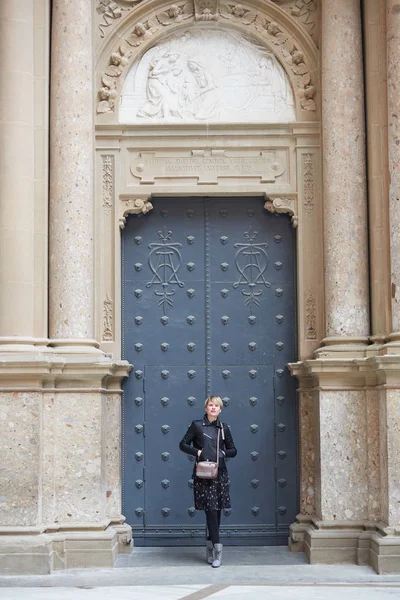 Young wonan posa em frente à Abadia de Santa Maria de Montserrat, Catalunha, Espanha . — Fotografia de Stock
