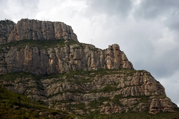 Montserrat is a mountain near Barcelona, in Catalonia. It is the site of a Benedictine abbey, Santa Maria de Montserrat, which hosts the Virgin of Montserrat sanctuary — Stock Photo, Image