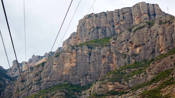 Yellow cable car in the Aeri de Montserrat rise to de Montserrat Abbey near Barcelona, Spain, Catalonia. — Stock Photo, Image