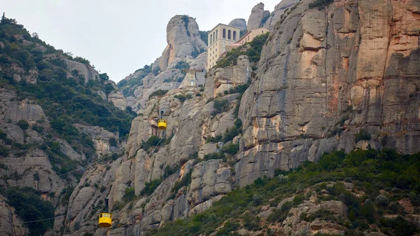 Žlutá lanovka v Aeri de Montserrat stoupá do de Montserrat Abbey u Barcelony, Španělsko, Katalánsko. — Stock fotografie