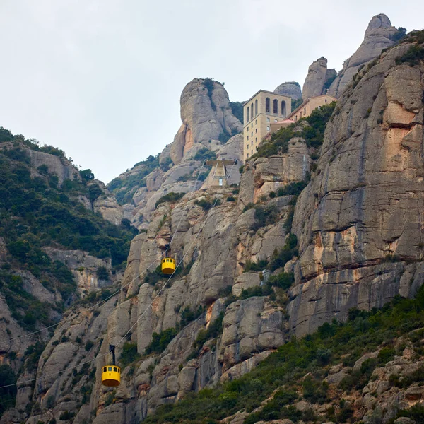 Yellow cable car in the Aeri de Montserrat rise to de Montserrat Abbey near Barcelona, Spain, Catalonia. — Stock Photo, Image