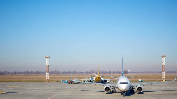 Boryspil, Ukraine - April 1, 2019: Boeing 777-200 in Boryspil International Airport. It is countrys largest airport, serving majority of its passenger air traffic. — Stock Photo, Image