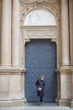 Genç Wonan, Santa Maria de Montserrat Manastırı önünde poz veriyor, Katalonya, İspanya.