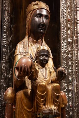 Montserrat Manastırı 'nın katedralindeki 12. yüzyıl Montserrat' lı Black Madonna heykeli. Hacıların dokunması için dışarı çıkan küre ile korunan cam kaplama. Barselona Eyaleti Katalonya İspanya.