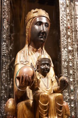 Montserrat Manastırı 'nın katedralindeki 12. yüzyıl Montserrat' lı Black Madonna heykeli. Hacıların dokunması için dışarı çıkan küre ile korunan cam kaplama. Barselona Eyaleti Katalonya İspanya.