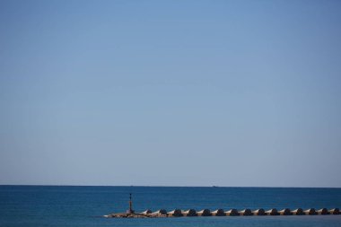 Fırtına dalgası bariyer dalgakıran. Beton blok dalgakıran limanda. Deniz manzara.