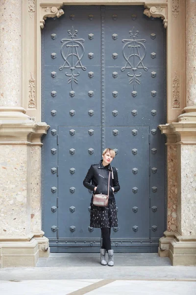 Young wonan poses in front of the Santa Maria de Montserrat Abbey, Catalonia, Spain. — Stock Photo, Image