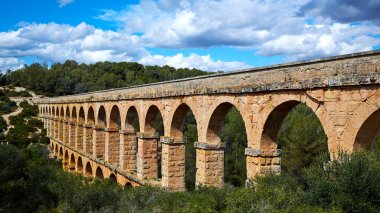 Ferreres Su Kemeri, ayrıca Pont del Diable veya Devil Köprüsü, antik bir köprü, Tarraco antik kenti su sağlamak için inşa Roma su kemeri parçası, Katalonya bugün Tarragona, İspanya.
