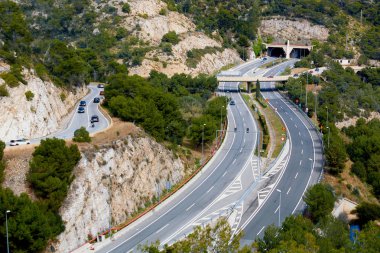 Sitges ve Castelldefels arasındaki yolun havadan görünümü. İspanya