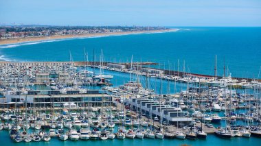 Garraf, İspanya - 8 Nisan 2019: Garraf, Castellefels'deki Ginesta Limanı'nın havadan görünümü. Barselona. İspanya. Drone Fotoğraf